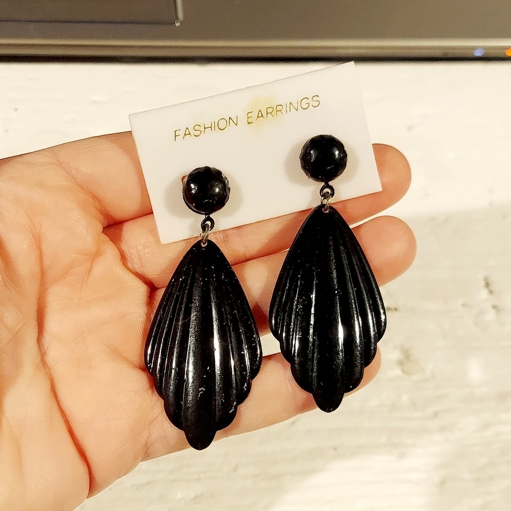 Earrings black shell shaped pierced